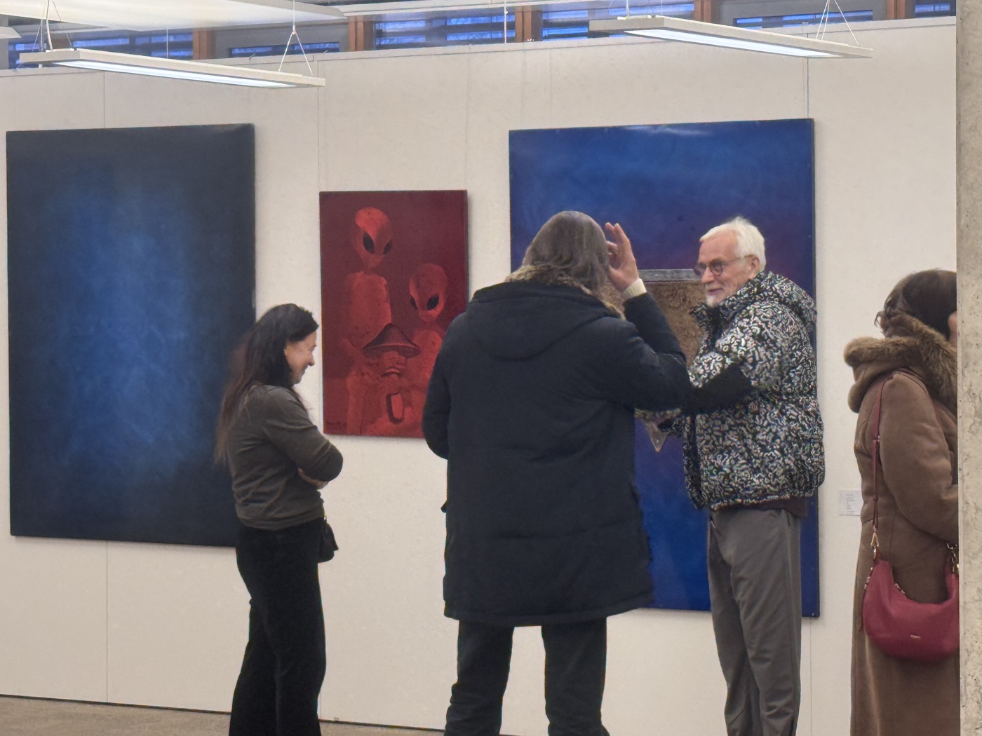Strukturētās antropomorfās kompozīcijas uz galerijas sienām